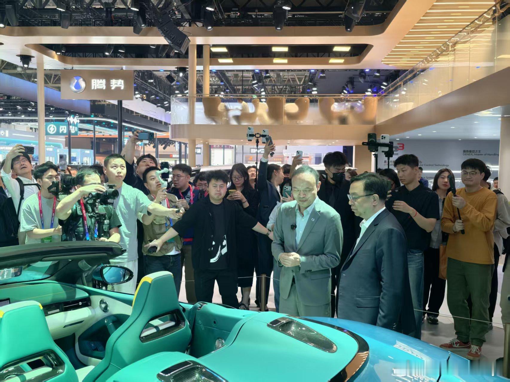 王总在腾势参观自家刚亮相的的腾势Z心里想:咱家这设计团队终于开窍了比亚迪腾势z腾