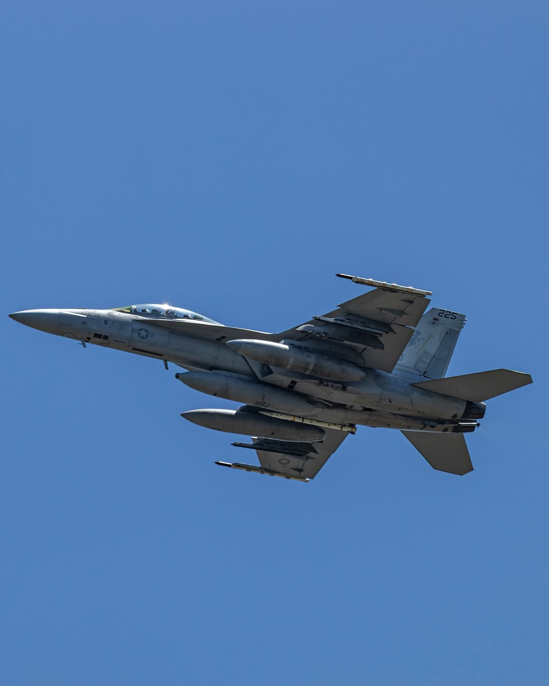 🔻美国海军F/A-18F“超级大黄蜂”携带AIM-260AJATM导弹
