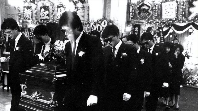 1985年，殡仪馆里放着翁美玲的遗体，身上的寿衣是自己穿上的，是拍古装戏时的戏服