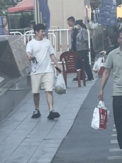 林诗栋抵达新疆就地化身“街溜子”！昨天林诗栋与国乒队友们一起，北京出发乌鲁木齐