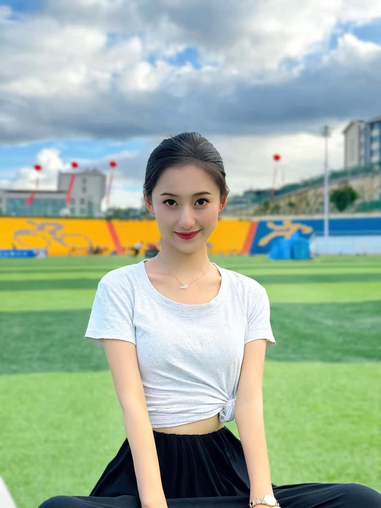 阳光明媚的户外，清新自然的美少女，运动与时尚的完美结合。