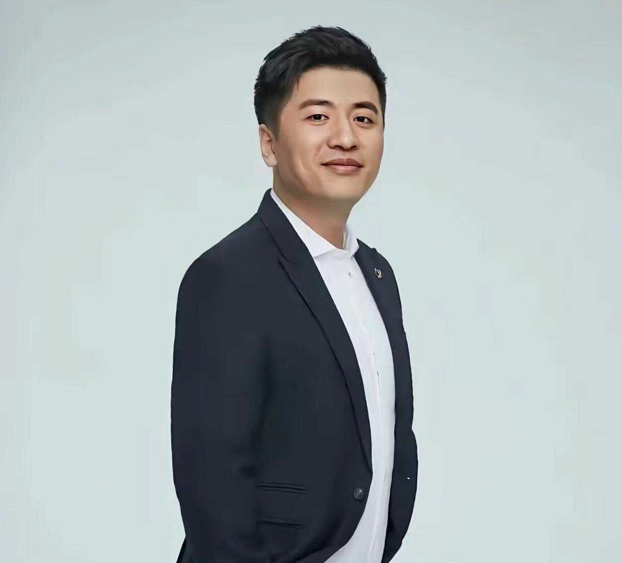 网传张雪峰二婚妻子名叫付幸，曾是他公司的高考志愿指导老师，两人因工作相识相恋。