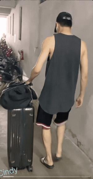 哈哈，大家猜这背影是谁呀，绝对猜不出是许凯吧！细胳膊细腿的，好像他那时候没健身吧