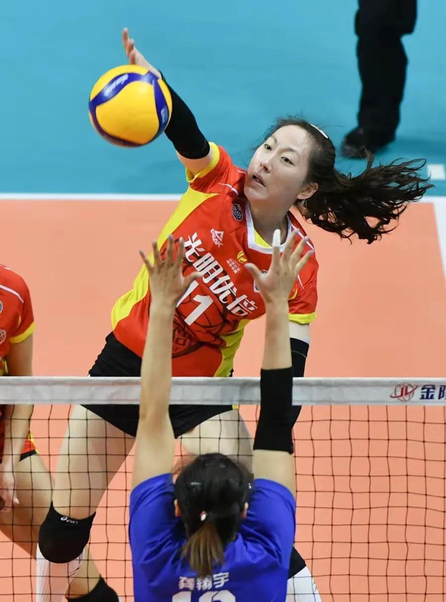 中国女排现在最缺乏的是一传过硬的边攻手。不妨按照去年排超联赛排名来梳理一下各支球