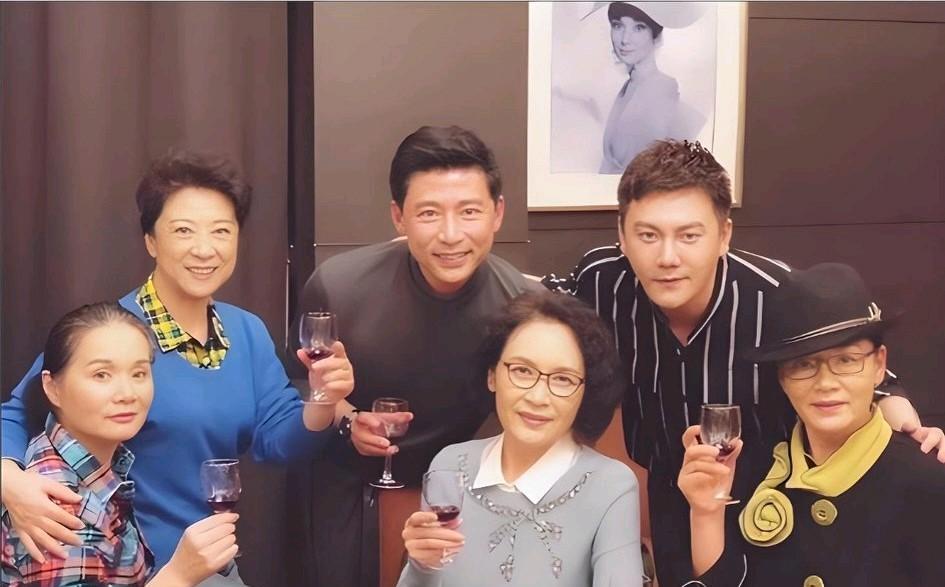 翻出一张旧照，手抖了。1985年，某次电影研讨会后台。左边第三个，王馥荔，手指