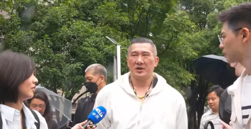 陆委会：建议“馆长”长居上海今天上午，台网红“馆长”在直播时痛骂陆委会梁文杰，