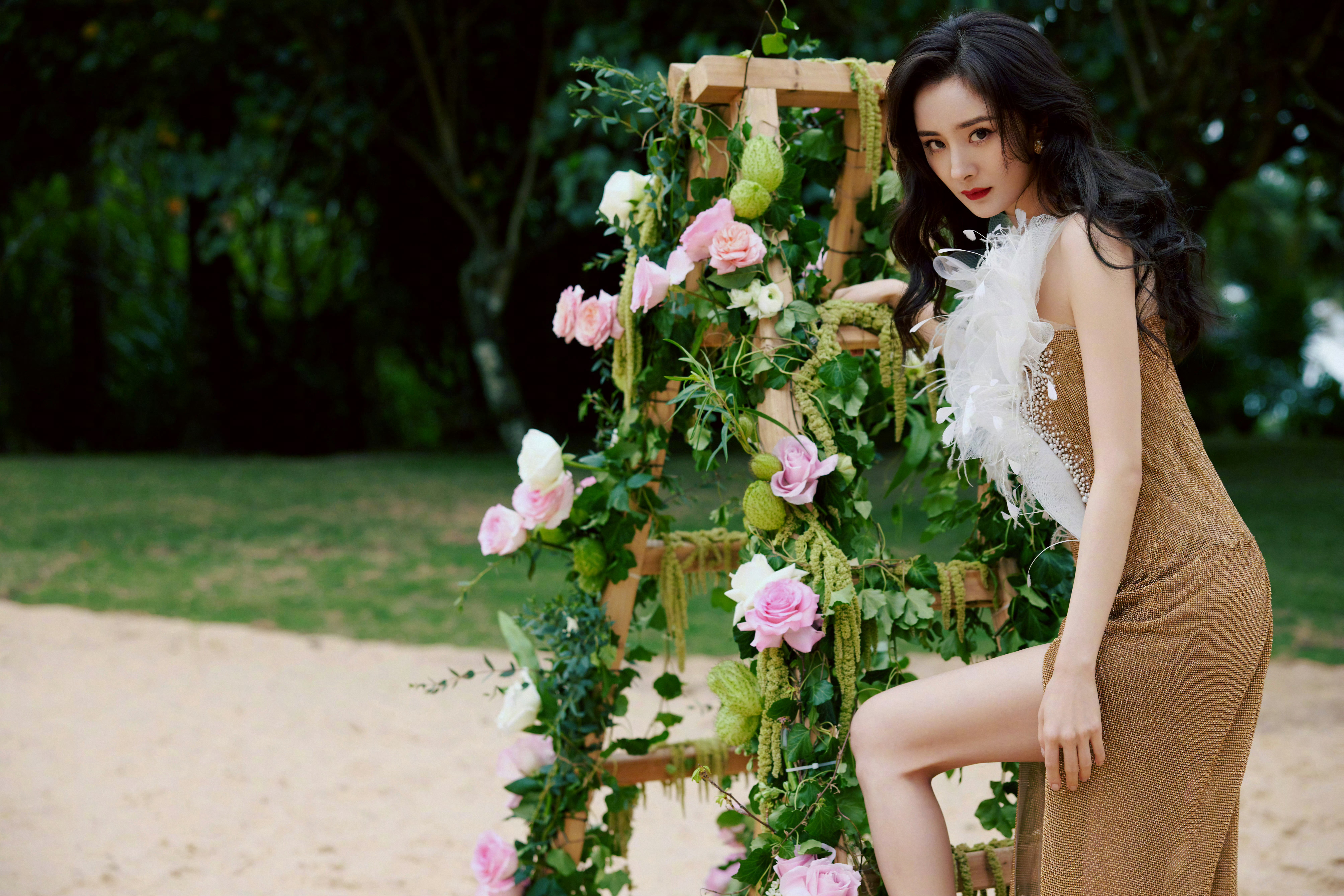 杨幂ym杨幂宁绣绣夜色是慢转的黑胶唱片，鼾声是沙沙的磁针，闭上眼吧，让月光放一