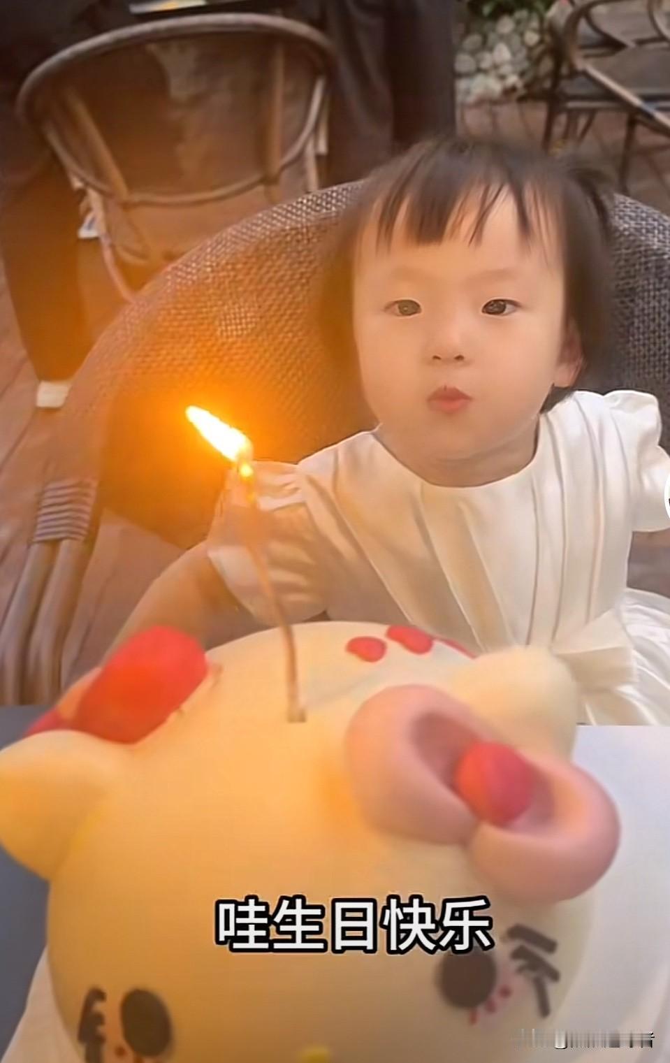 今晚，黄一鸣更新了闪闪的视频。在视频里，黄一鸣在给闪闪过两岁的生日。有网友在视频