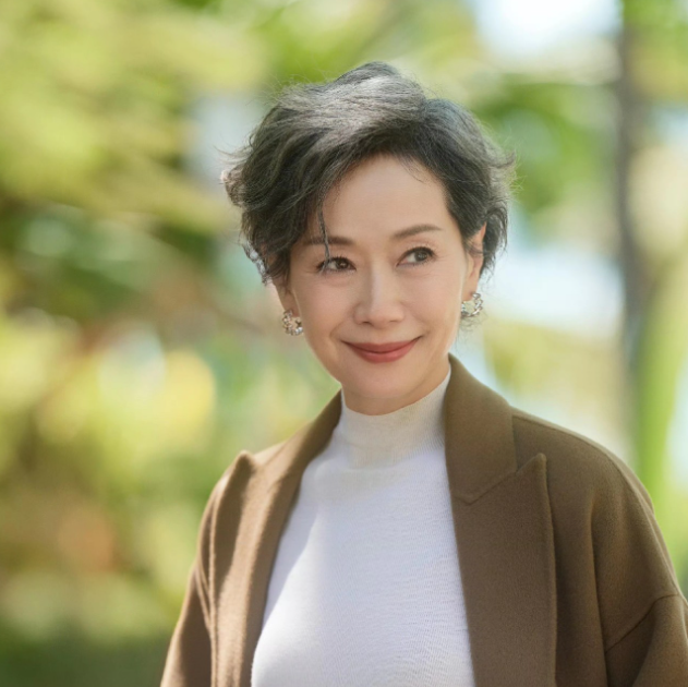 64岁的叶童冲上了热搜原因是她难掩紧张又兴奋的心情并且还晒出一段了视频，直言自