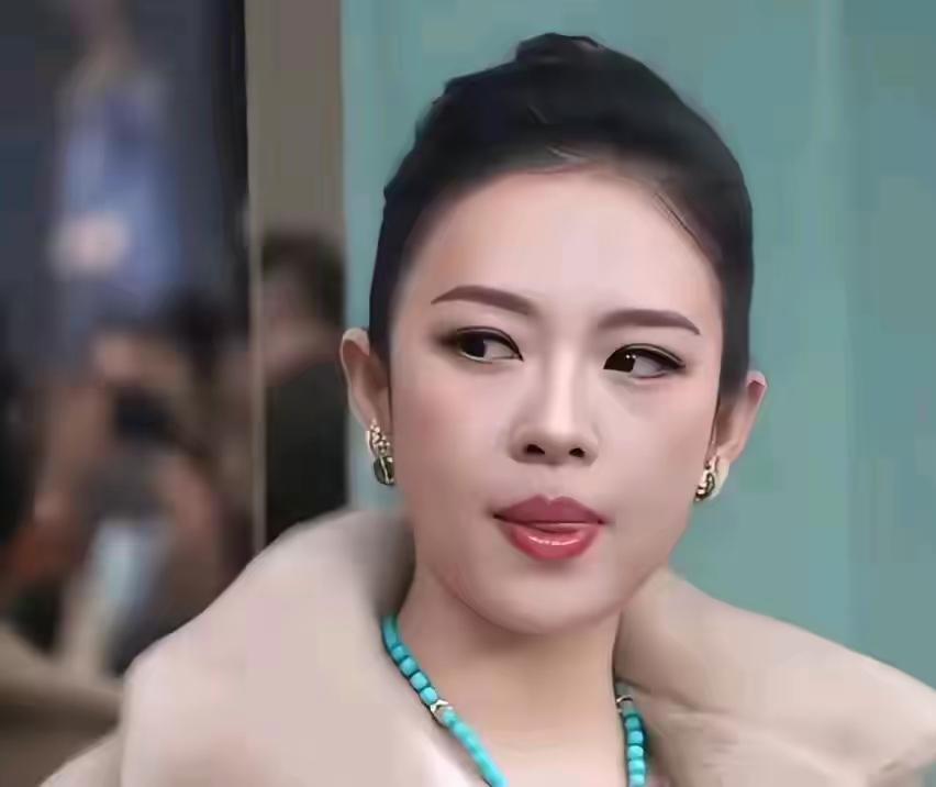 耳朵是一样的，没变[汗]别瞎想了……