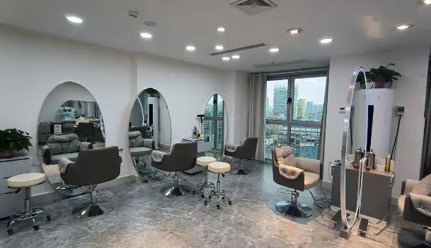 我最反感的理发店套路，不是贵，而是把“剪头发”升级成“心理围猎”。以下5连杀，刀