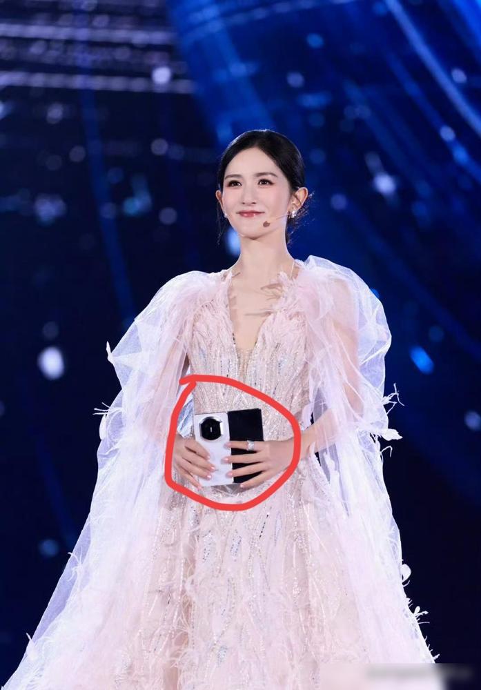 今晚的鸿蒙星光盛典谢娜主持的好不好？我不评价。但是我敢确定一件事，就是谢娜这个人