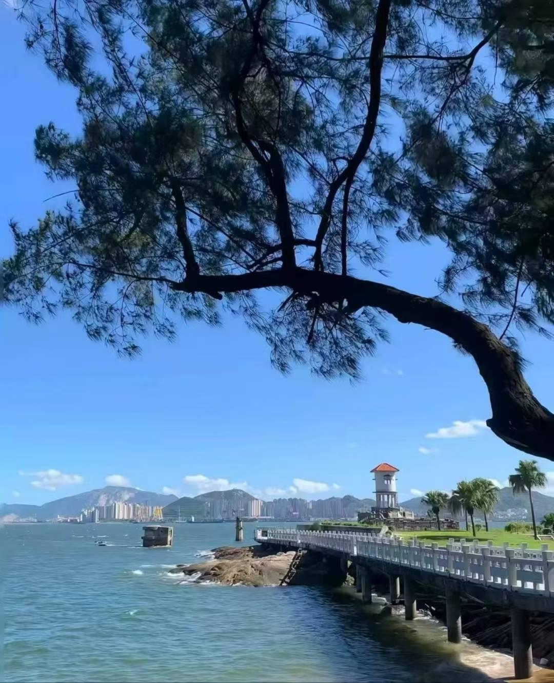 海天一色，绿树掩映，人间仙境，美不胜收！