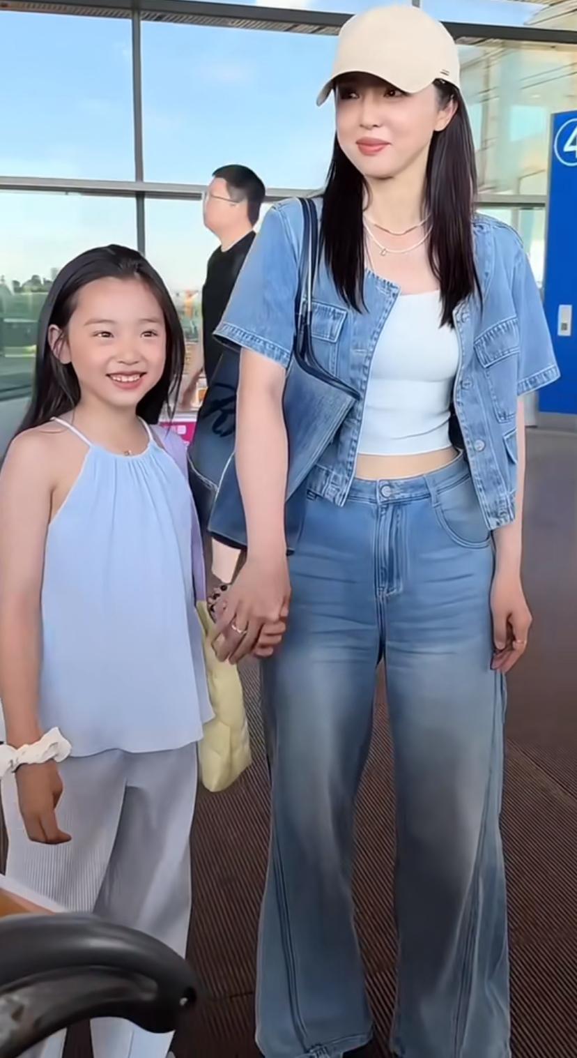 一晃真快，董璇的女儿都9岁了，跟妈妈简直是一个模子刻出来的。尤其是笑起来像朵花，