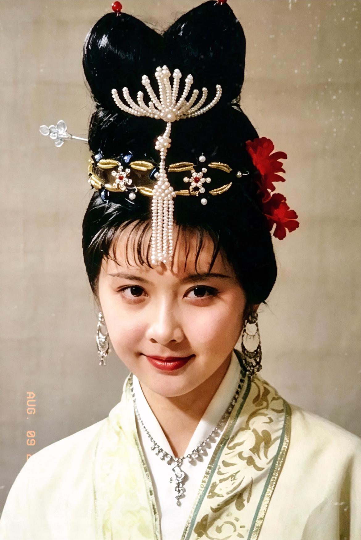 这第一张照片是当年《西游记》开拍前朱琳的试妆造型图。其造型颇具古典美，若作为古代