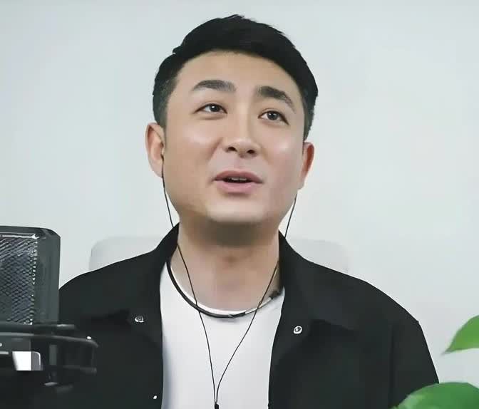 前两天刚主持完节目的郭晓小，面对网上风风雨雨，没躲没绕，大大方方站出来道了声谢。