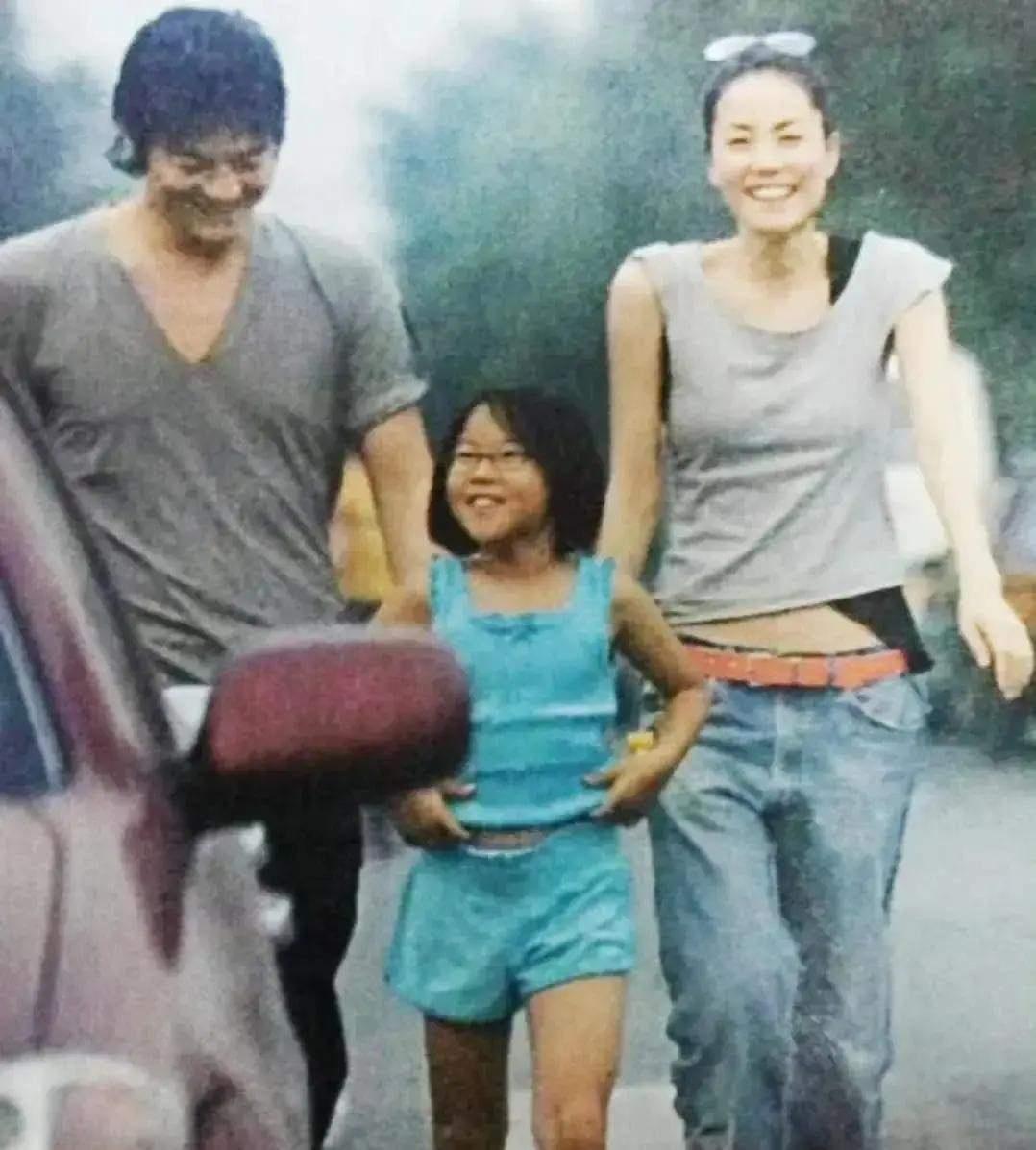 一起来看看李亚鹏的四个女儿1、大女儿窦靖童，窦靖童1997年出生于北京市，今