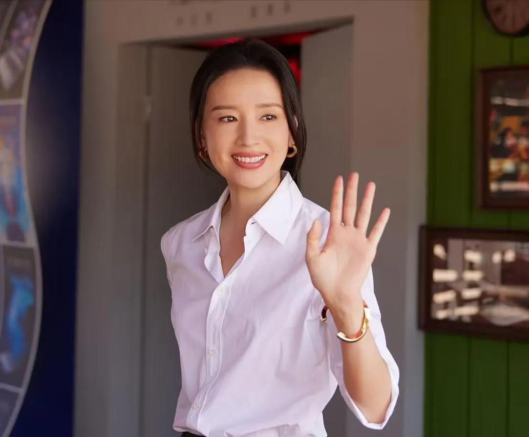 被45岁董洁的松弛感穿搭狠狠圈粉！👌白衬衫配棕色半裙，简约又高级。不装嫩、