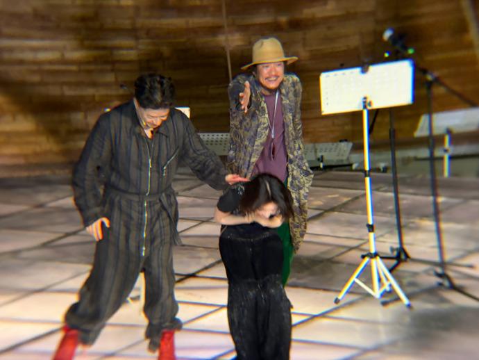 最近周冬雨和段奕宏在阿那亚表演话剧，两位搭配的都很潮流时尚感，看起来特别的般配。