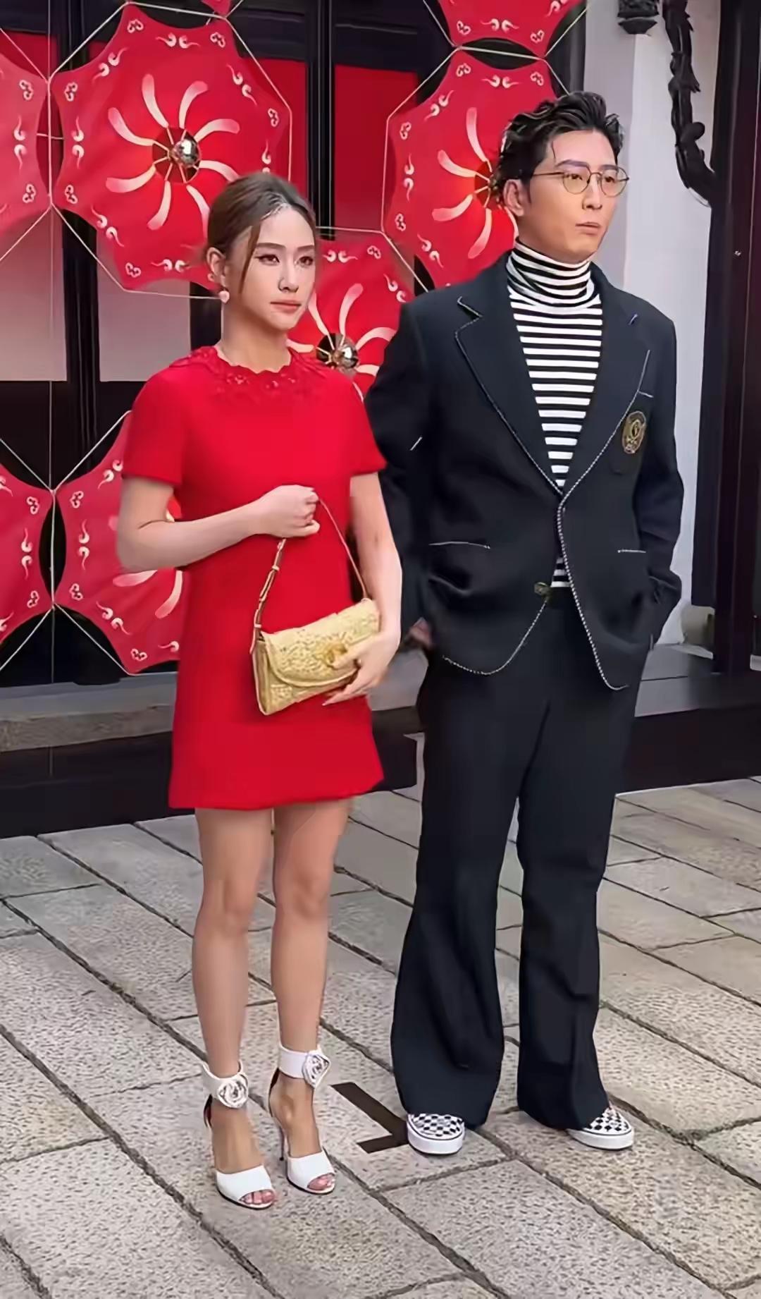 窦骁表示不服，这路人把他们拍的也太丑了，又土又矬，还有这俩人穿搭真是各穿各的