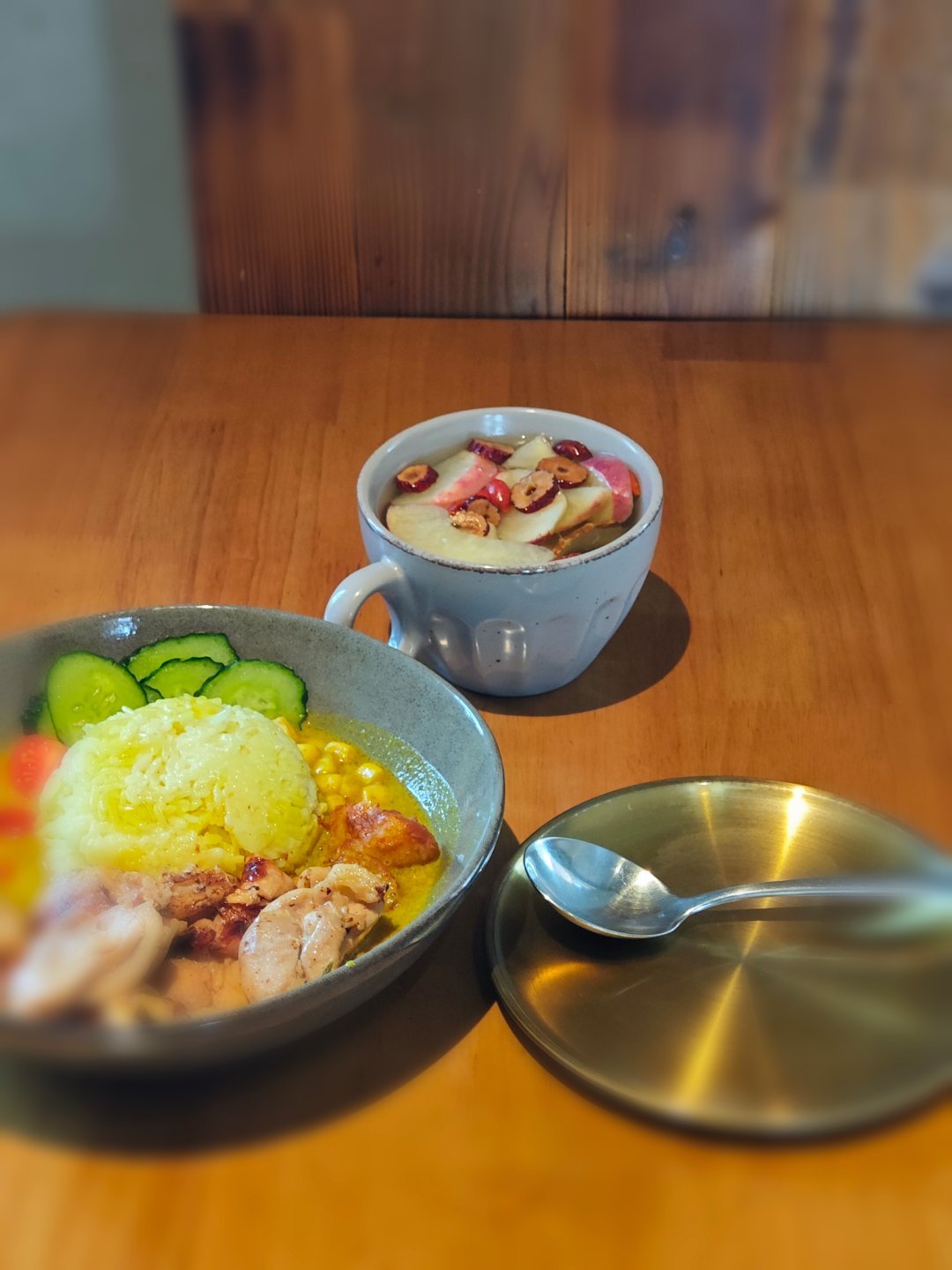 吃个简餐，选了家美好的餐厅🌿环境真的很出片❗复古原木风，大面积木饰面搭配满店鲜