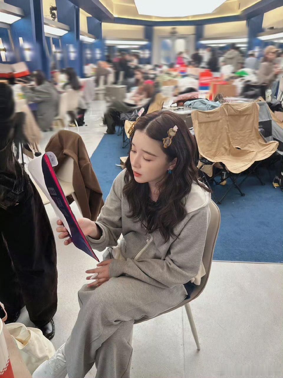 阚清子只睡了两个小时阚清子只睡了两个小时一直在练习，感觉脸都比初舞台瘦了好多，真