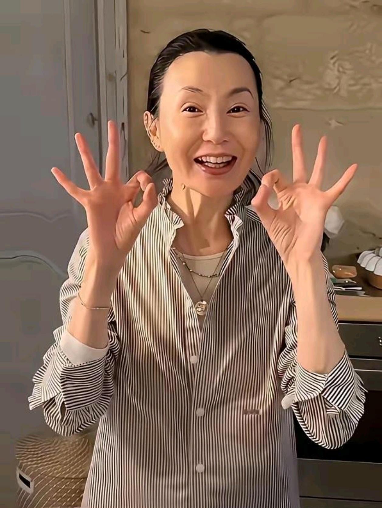 61岁的张曼玉，最近又出来了。她的一身行头，上衣2万9，裤子1万5，在北京参加活动。头发剪短，人瘦了