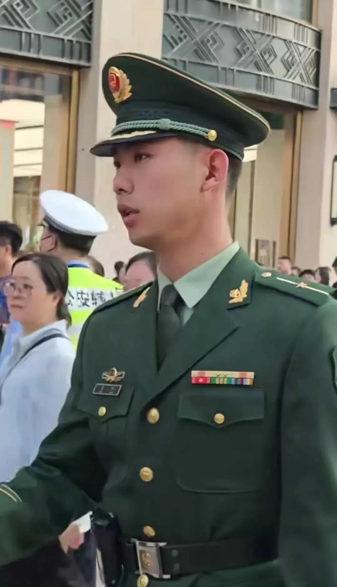 这位军人是什么级别的领导，非常有气质