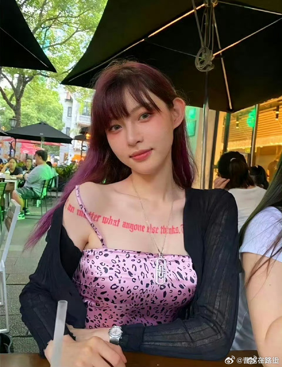 痞幼直播时抽烟嗯这事儿怎么说呢还是听听大家怎么说吧