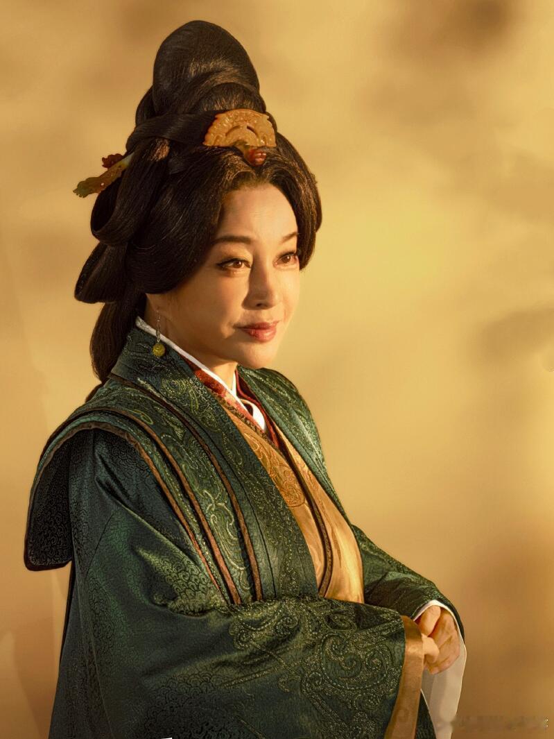 《折腰》谜团：血海深仇下，祖母为何逼魏劭娶小乔？十四年前，乔家背叛致魏家几乎灭门