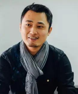 2015年，陈磊还是月薪几千块的上班族，正在地铁上刷游戏，突然“叮”一声短信提醒