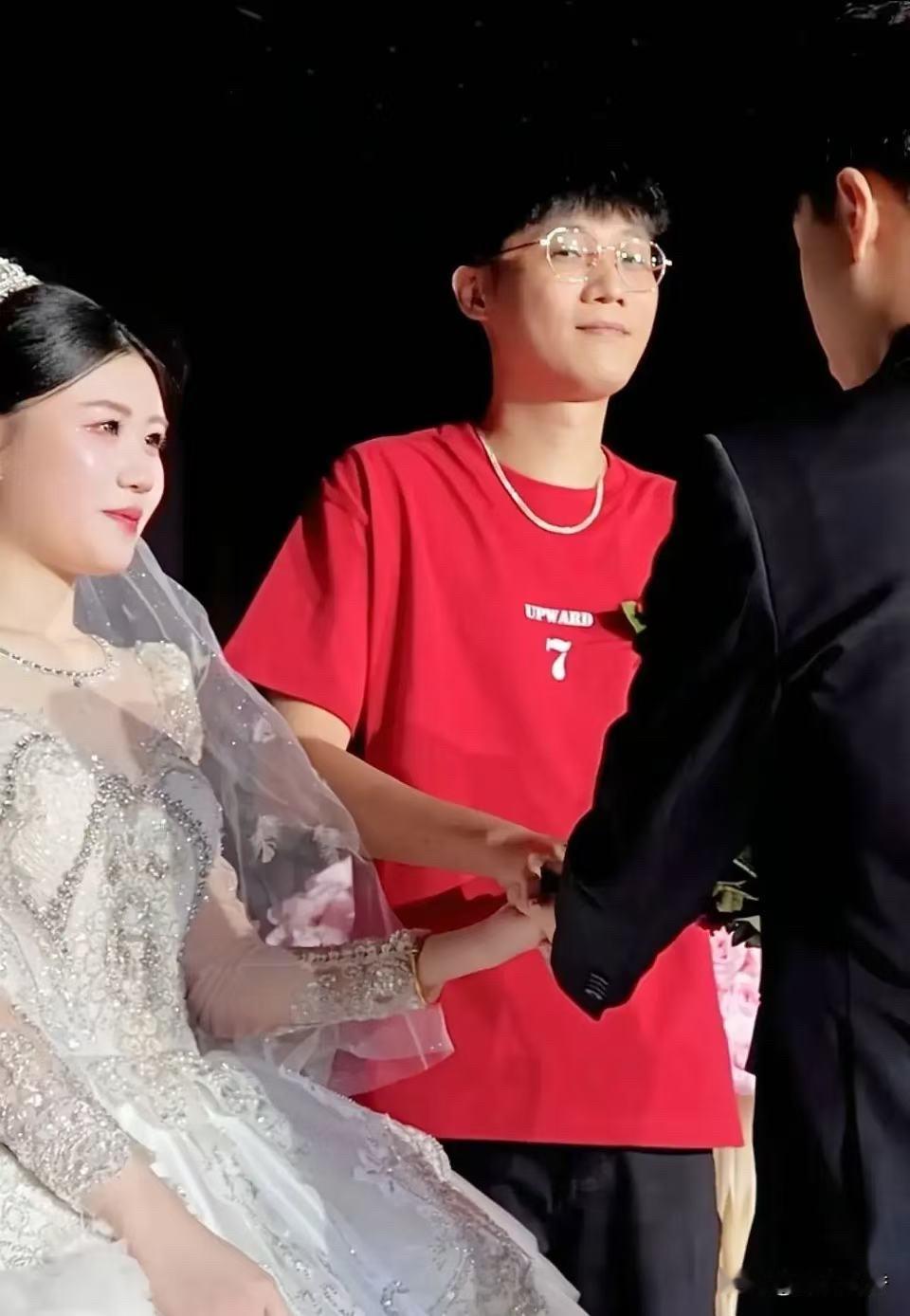 广东潮州那场凌晨送嫁的婚礼，把41岁的新娘父亲郑先生彻底带火了。全网追着问冻