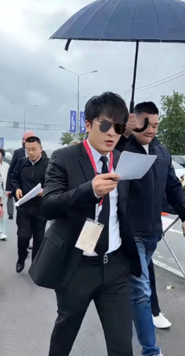 一次比一次离谱，辛巴刚辟谣自己没有被带走协助调查，就被造谣称他在杭州某高端KTV