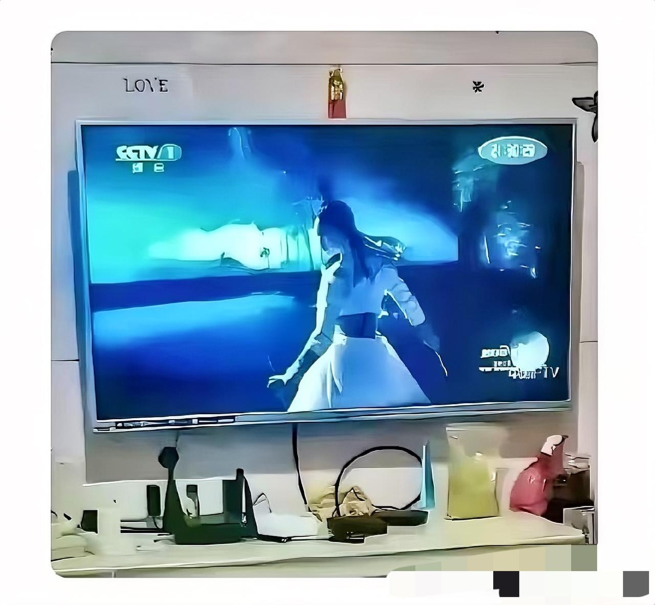 三问央视晚会：咱老百姓要的答复，啥时候能给个准信？说好的过年陪伴，咋成了广告