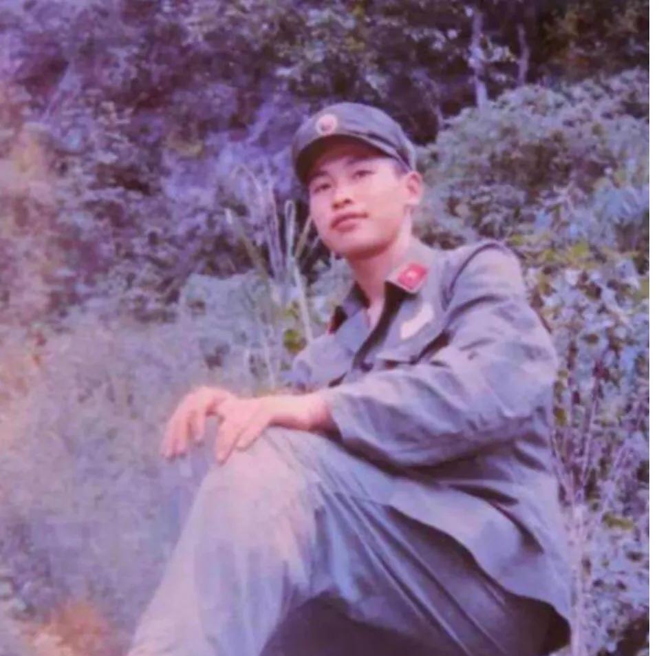 1985年9月，一位战士在整理牺牲战友的遗物时，发现了一个包裹上贴着一张纸条，上