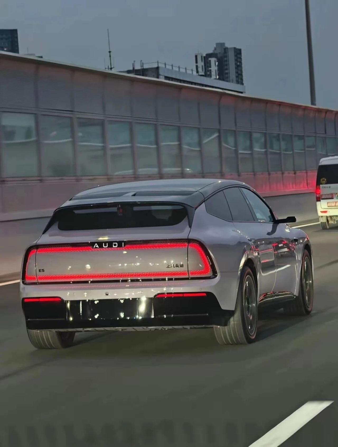 奥迪E5虽然我没有4个小圈圈AUDI的车主会不会总在被人质疑中有车友说:“说