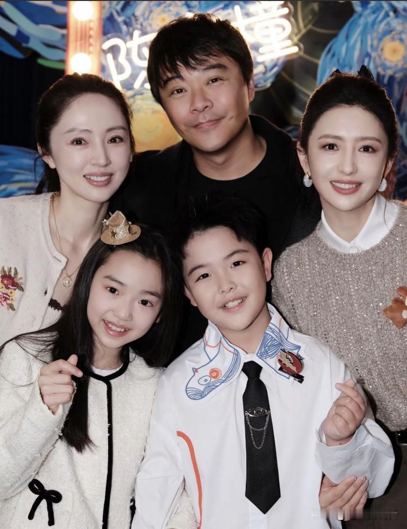 朵朵十岁生日，佟丽娅陈思成给朵朵办生日会，爸爸妈妈都在场，还有董璇和小酒窝也在，