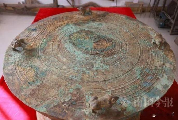 柳州柳城县最近出了件大事，简直像小说里演的！村民杨建球前些日子去小河边挖蚯蚓，准