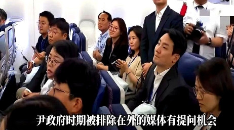 李在明夫妇前往加拿大参加G7会议，以为专机上就夫妇俩人和随行人员，没想到半个飞机