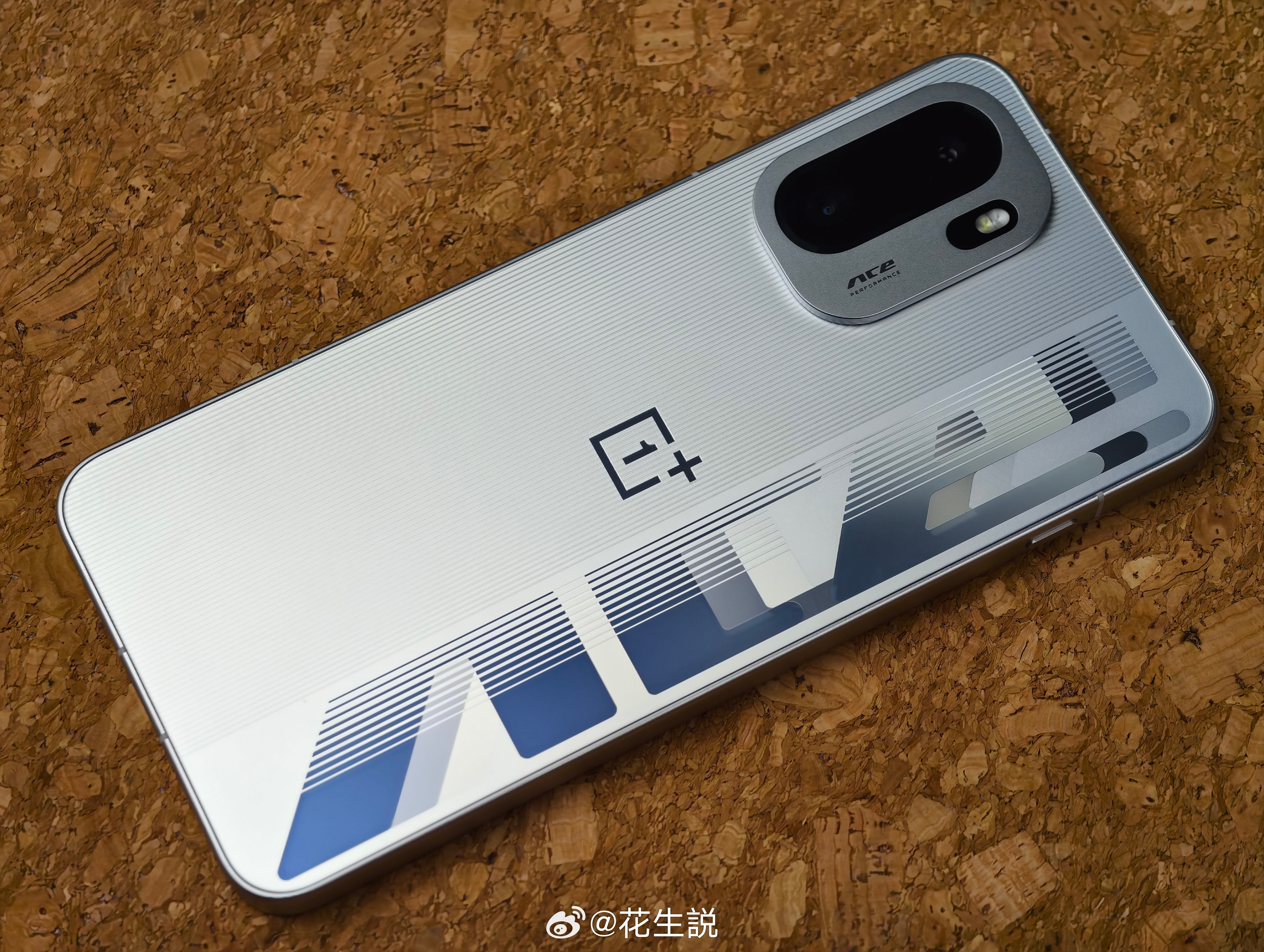 今天聊聊一加的两台新机印象让我最深刻的，其实是颜值，虽然我们的一加15不是最好看