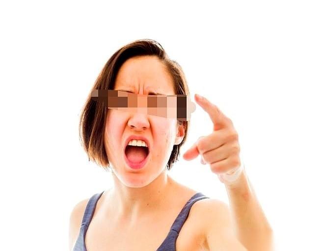 南京一家餐厅，老板娘突然冲进店里，对着店长小陈的脸，指着鼻子足足骂了50分钟。