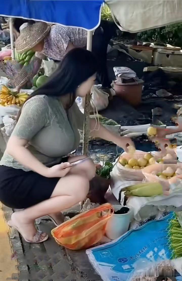 一直想不明白这么高贵漂亮的女人，为什么会出现在这么脏乱的菜市场？我们县城马路边