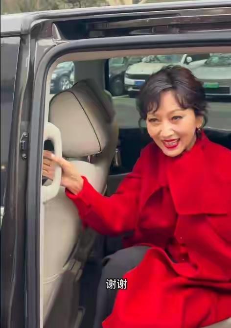 72岁赵雅芝的活动近距离生图曝光，状态和精修图差太多了。头发枯黄没光泽，假发包还