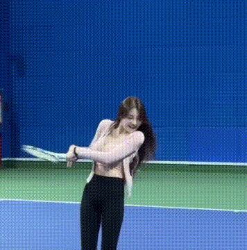 美女球场秀操作，注意她的身材，网友：这还打个球啊！