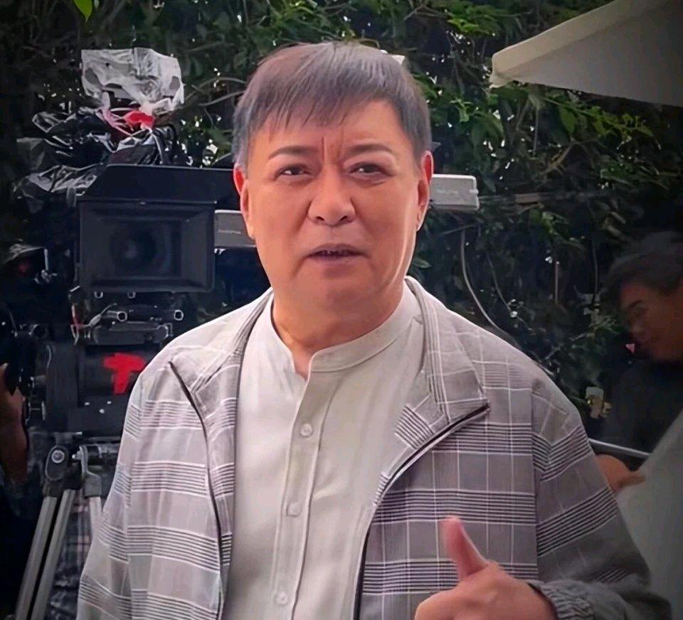 65岁的迟志强，人生可谓跌宕起伏。他出生于哈尔滨，家庭虽不富裕，但从小受收音机里