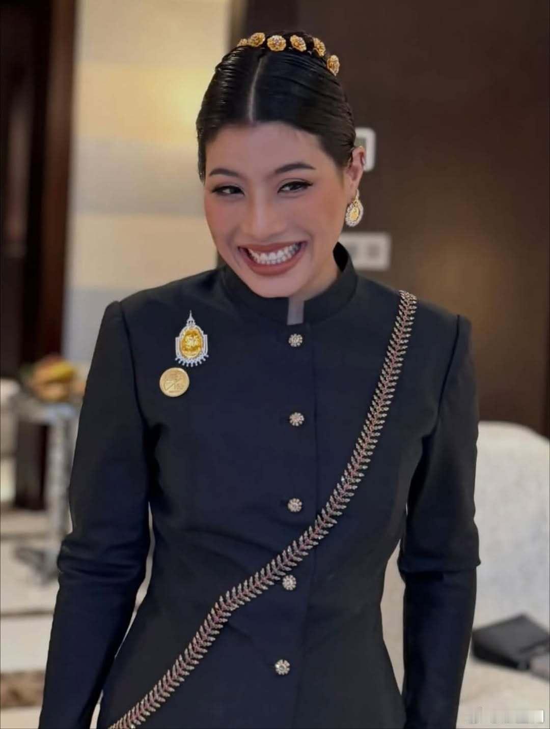 泰国王室🇹🇭11月1日，思蕊梵娜瓦瑞公主代表国王出席大埃及博物馆开幕式。世