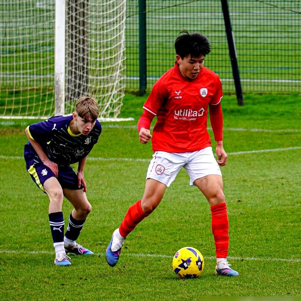 中国足球这回真炸了！21岁小将徐彬，直接签下英超狼队！这波操作，太硬核了。这