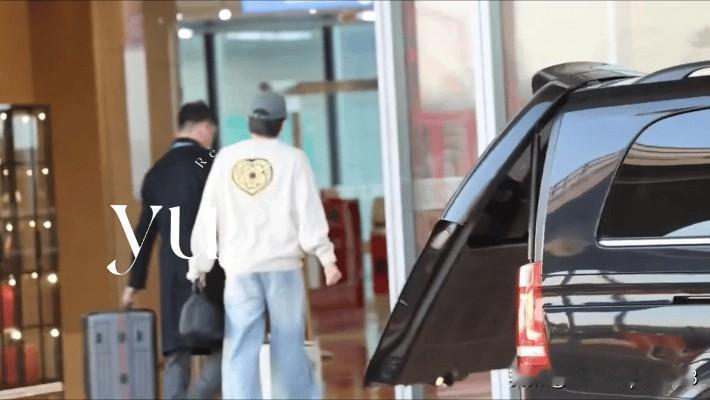 2.19日，王楚钦在北京出发，前往新加坡参加大满贯的比赛。这是头哥休息这段时