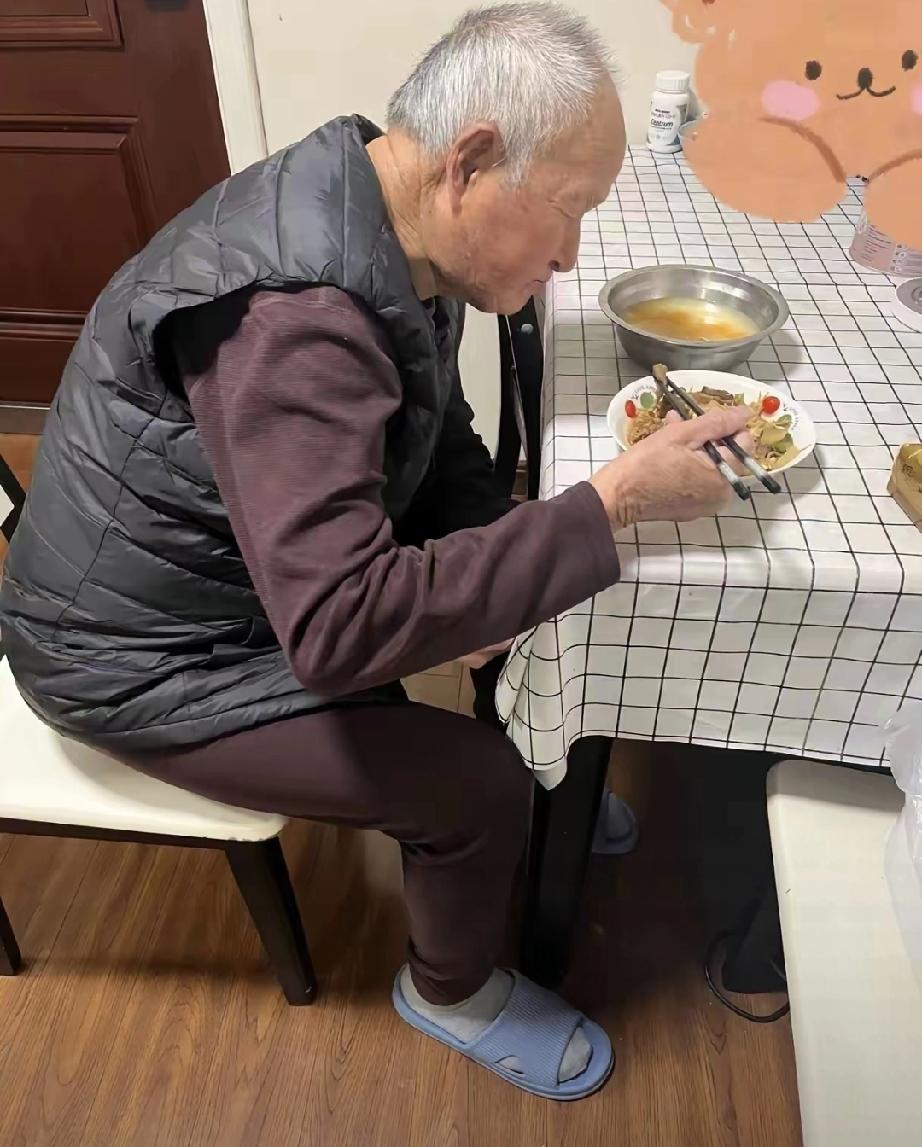 我爸今年95了，身体硬朗没三高。昨天吃饭的时候人走了，说走就走了。​早上还自己