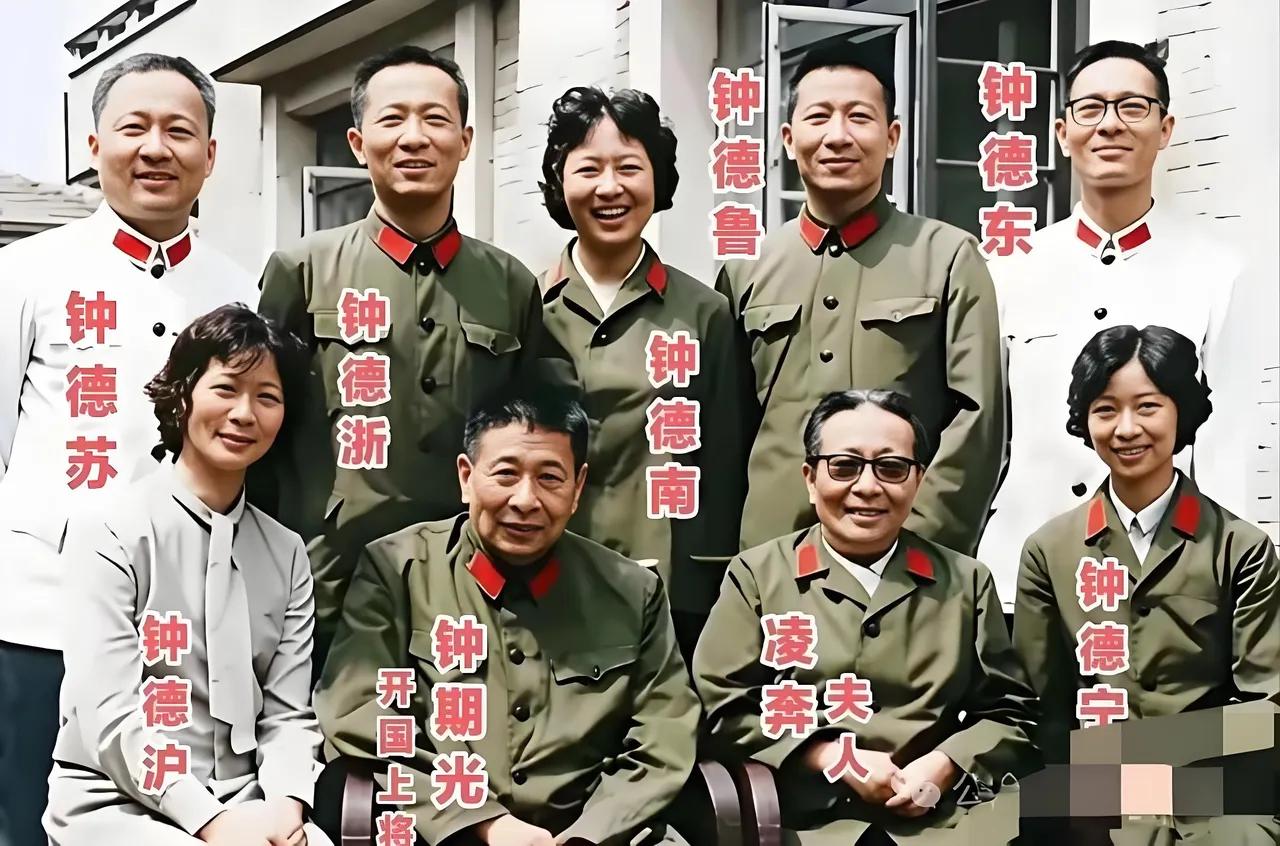 1972年7月25日，柯蓝出生于北京某部队大院，祖籍湖南平江县。她出身名门，父亲